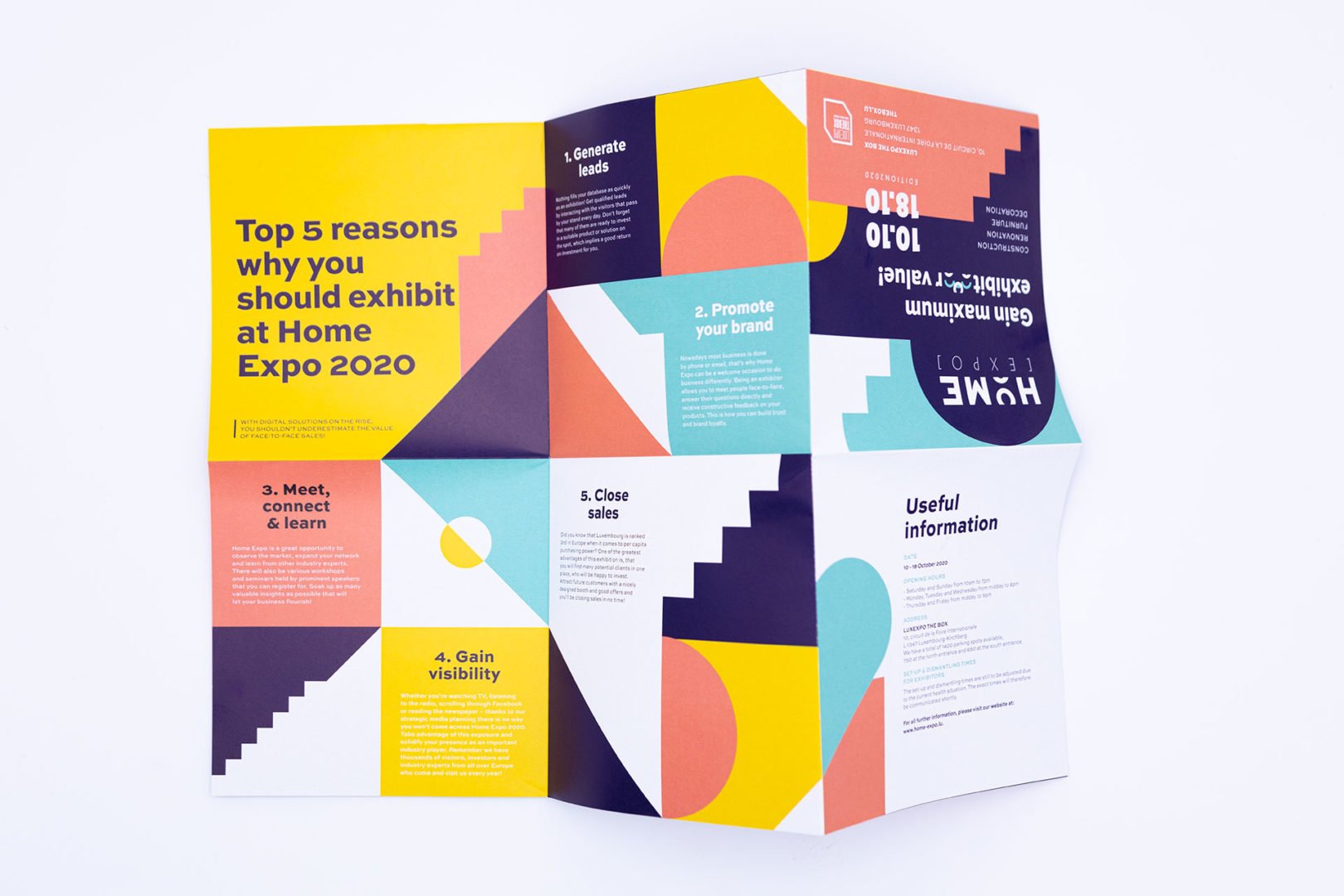 Une brochure colorée et pliée pour Home Expo 2020 présente les raisons d'exposer, avec des formes géométriques audacieuses et des blocs de texte sur les avantages, les détails de l'événement et des informations utiles sur un design lumineux et moderne.