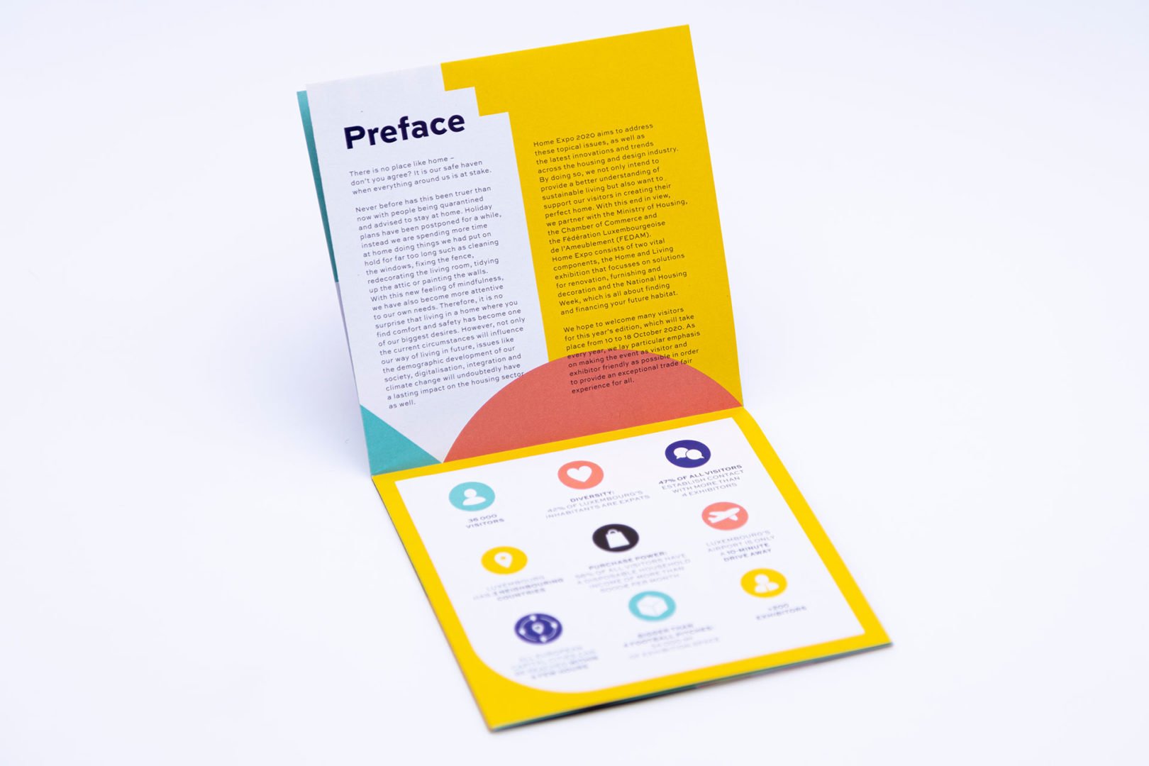Une brochure ouverte sur une surface blanche, comportant une section Préface avec du texte sur la page supérieure et des icônes colorées avec de courtes descriptions sur la page inférieure, le tout sur un fond jaune vif.