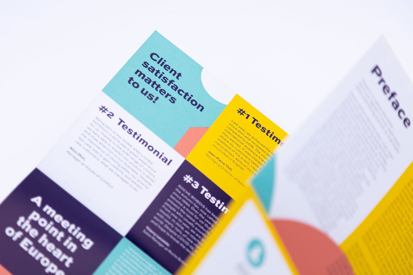 Une brochure pliée colorée présentant des sections avec des titres tels que 