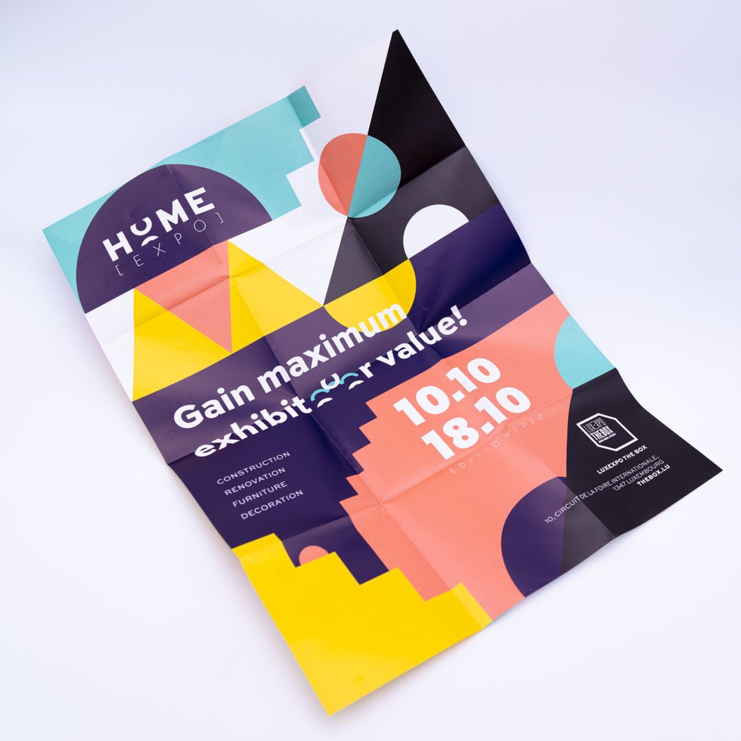 Un prospectus coloré et plié pour Home Expo présentant des formes géométriques, les dates de l'événement (10.10-18.10) et des phrases telles que 