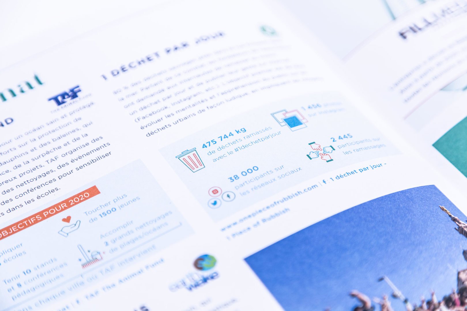 Gros plan d'un magazine ou d'un rapport ouvert présentant des infographies, du texte et des icônes sur la collecte des déchets et les statistiques environnementales, avec certaines données surlignées en bleu et en rouge. Le texte est en français.