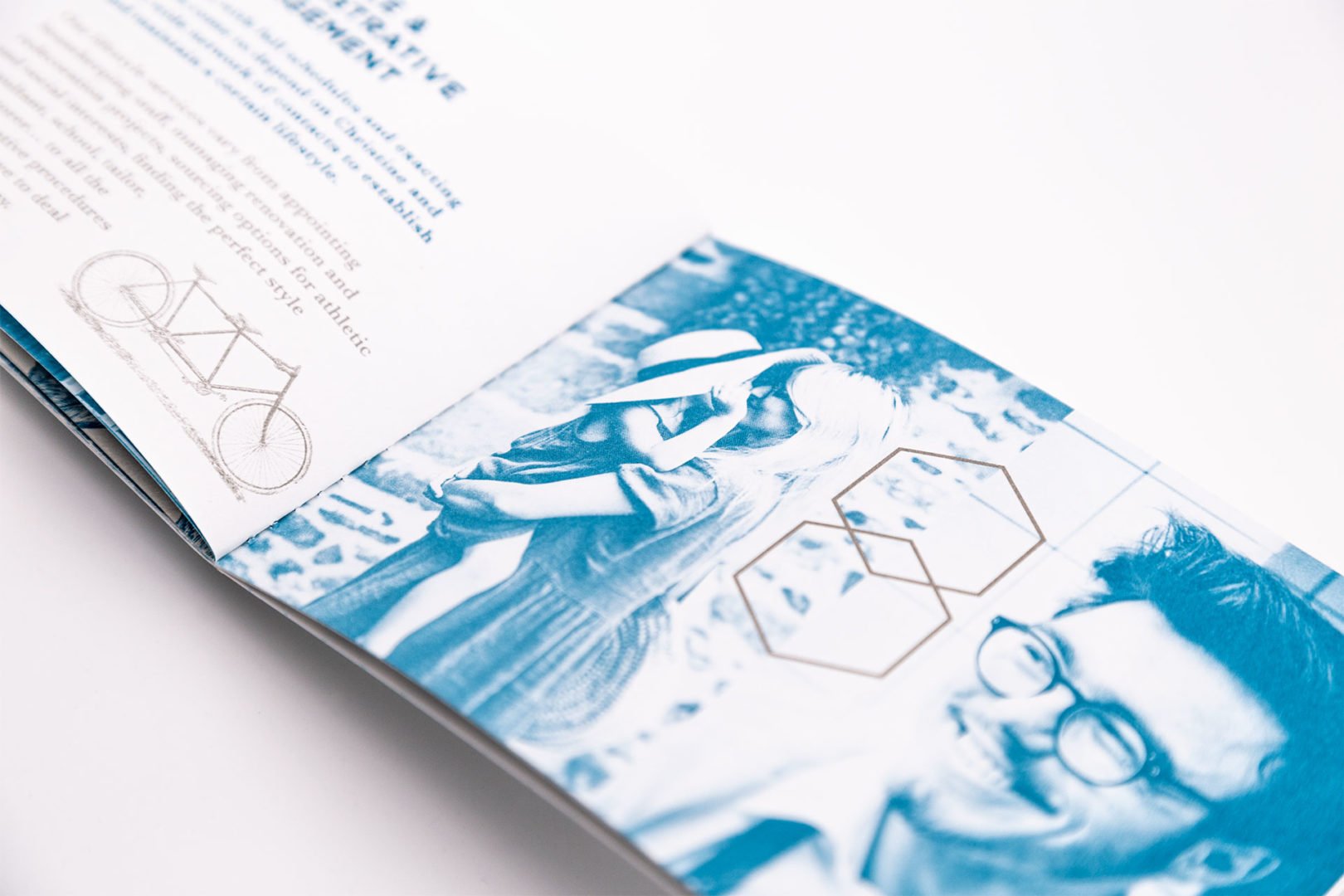 Brochure imprimée avec des photos aux tons bleus, montrant un homme souriant avec des lunettes et un couple s'embrassant ; des formes géométriques sont superposées sur les images, et une illustration de bicyclette apparaît sur la page de gauche.