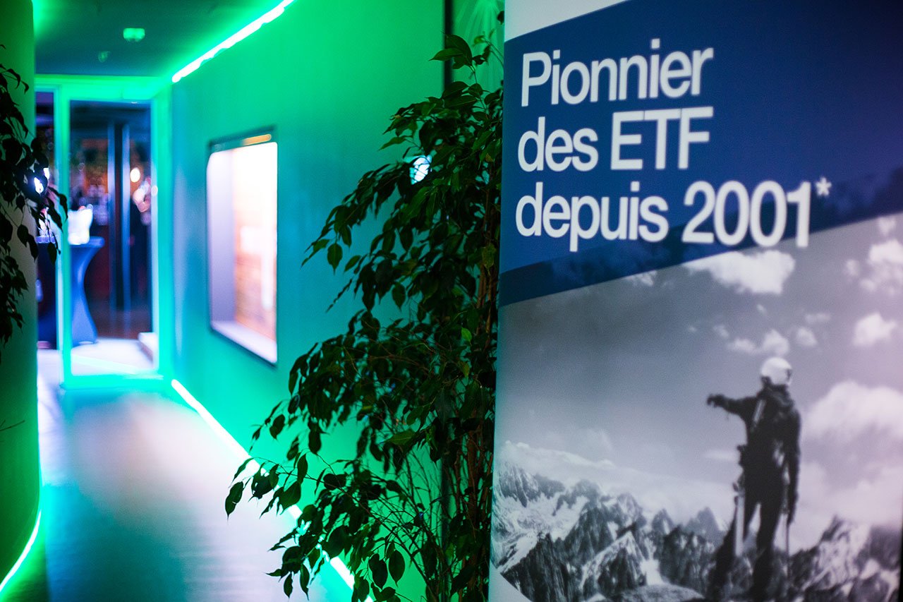 Un couloir éclairé par des néons verts et un panneau en français indiquant 