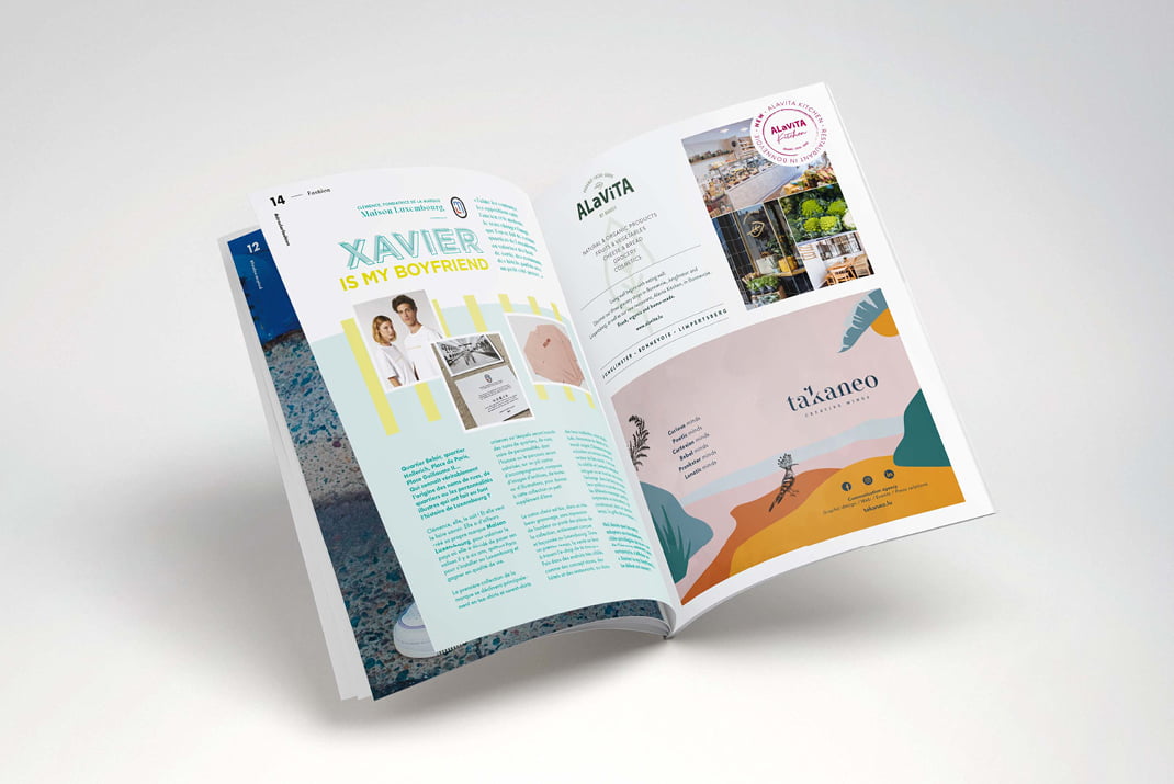 Un magazine ouvert sur une surface blanche présente des pages colorées avec des articles, des images, des graphiques et des publicités. La page de gauche présente le titre 