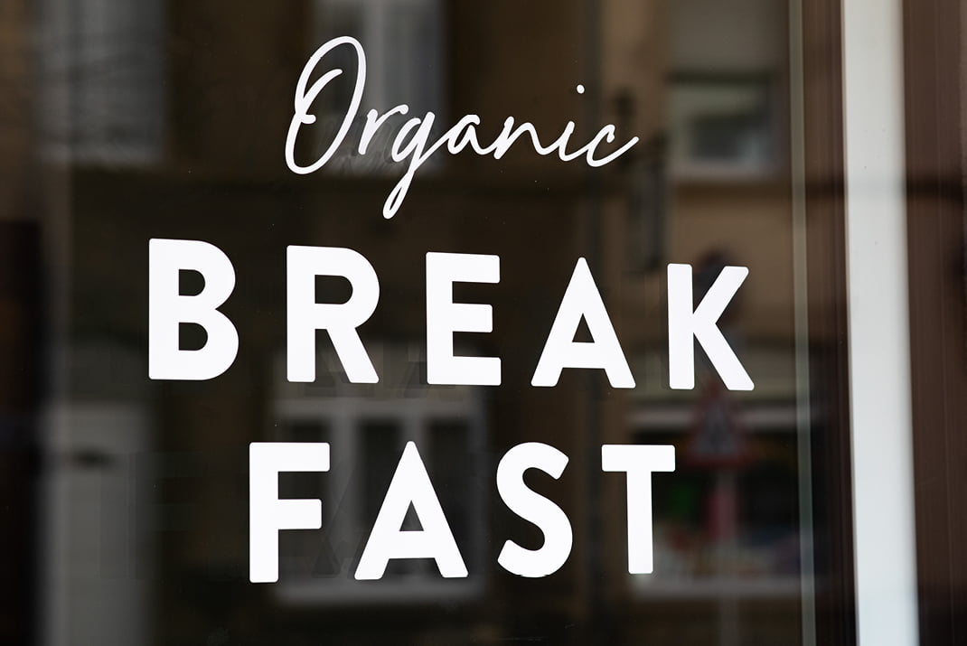 Un texte blanc sur une fenêtre en verre indique 