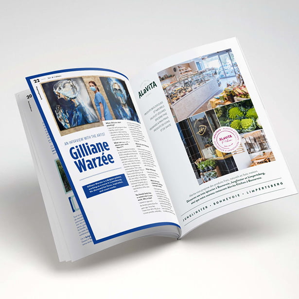 Magazine ouvert présentant une interview de l'artiste Gilliane Warzée sur la page de gauche, des photos de peintures et des images de l'intérieur d'un café ou d'un magasin moderne sur la page de droite.