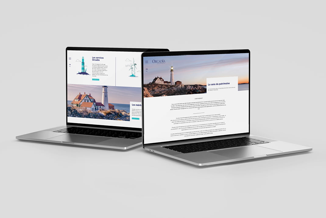 Deux ordinateurs portables ouverts sont placés dos à dos, chacun affichant un site web contenant des images et des textes sur les phares côtiers. Les écrans affichent des photos de phares, des illustrations et du texte en français. L'arrière-plan est uni et gris clair.