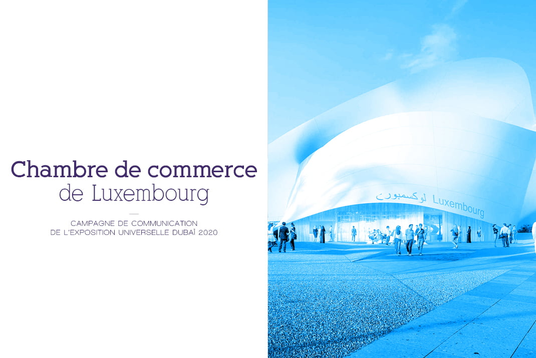 Image divisée : À gauche, le logo de la Chambre de commerce du Luxembourg et un texte en français sur l'Expo 2020 de Dubaï ; à droite, un bâtiment moderne et blanc portant le nom de Luxembourg, avec des gens qui se promènent à l'extérieur.