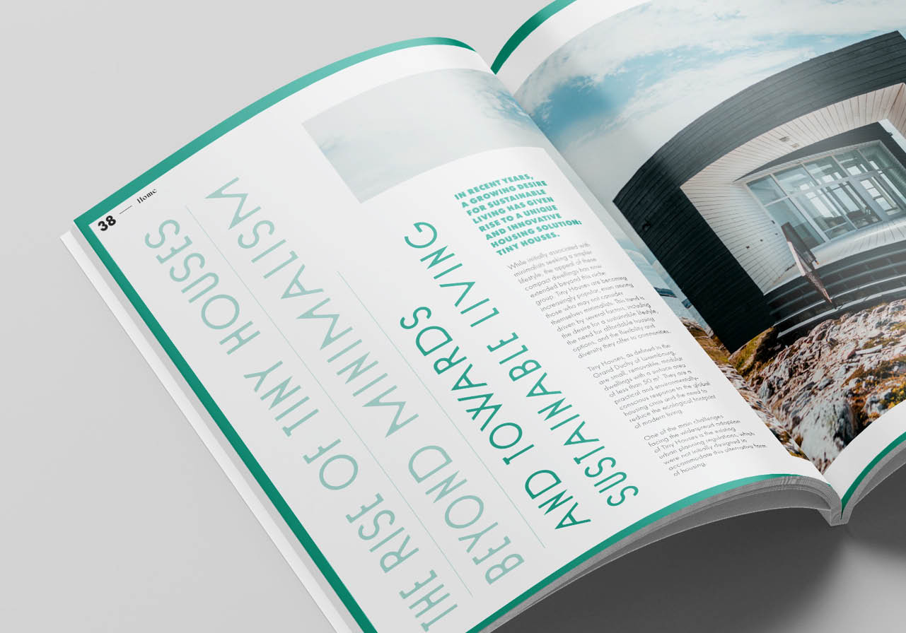 Magazine ouvert présentant un article sur le style de vie intitulé The Rise of Tiny Houses : Beyond Minimalism and Towards Sustainable Living, avec un texte sur la page de gauche et une photo d'une tiny house moderne au Luxembourg sur la page de droite.