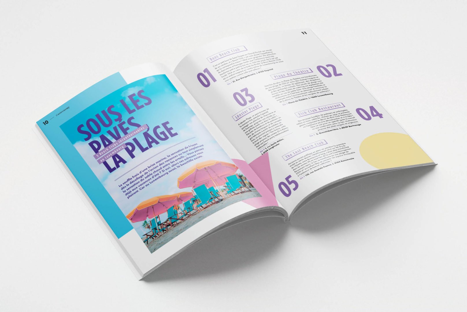 Un magazine lifestyle ouvert repose sur une surface blanche, avec des parasols et des chaises de plage sur la page de gauche et une liste numérotée avec des formes pastel sur la page de droite. Le texte élégant est en français et reflète l'attrait chic du Luxembourg.