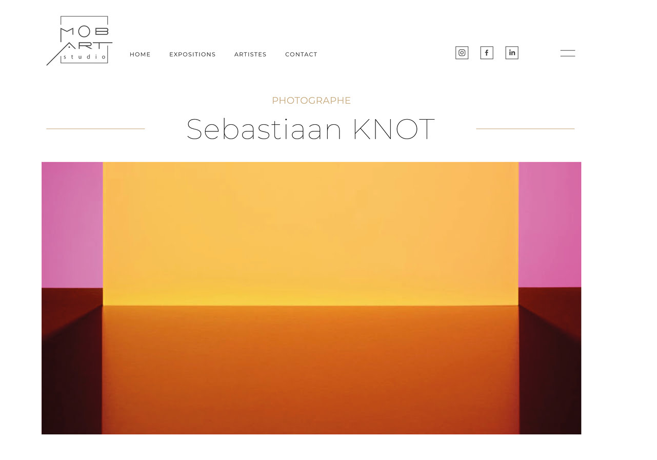 Le site web minimaliste de Mob Art Studio présente des œuvres d'art abstraites aux formes géométriques audacieuses de couleur orange, jaune, rose et marron. Le nom de l'artiste, 
