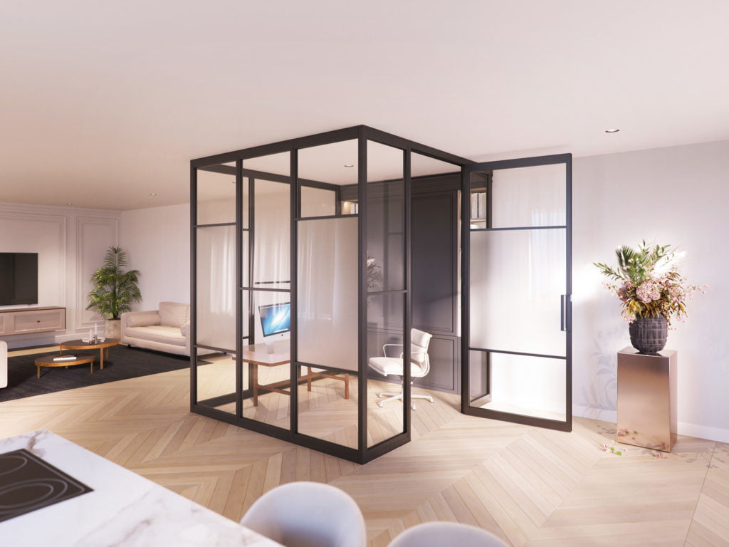 Un espace de vie moderne comprenant un module de bureau aux parois de verre avec un bureau et une chaise à l'intérieur. La pièce est dotée d'un sol en bois clair, de meubles aux tons neutres, d'une télévision, de plantes et d'un grand vase avec des fleurs.