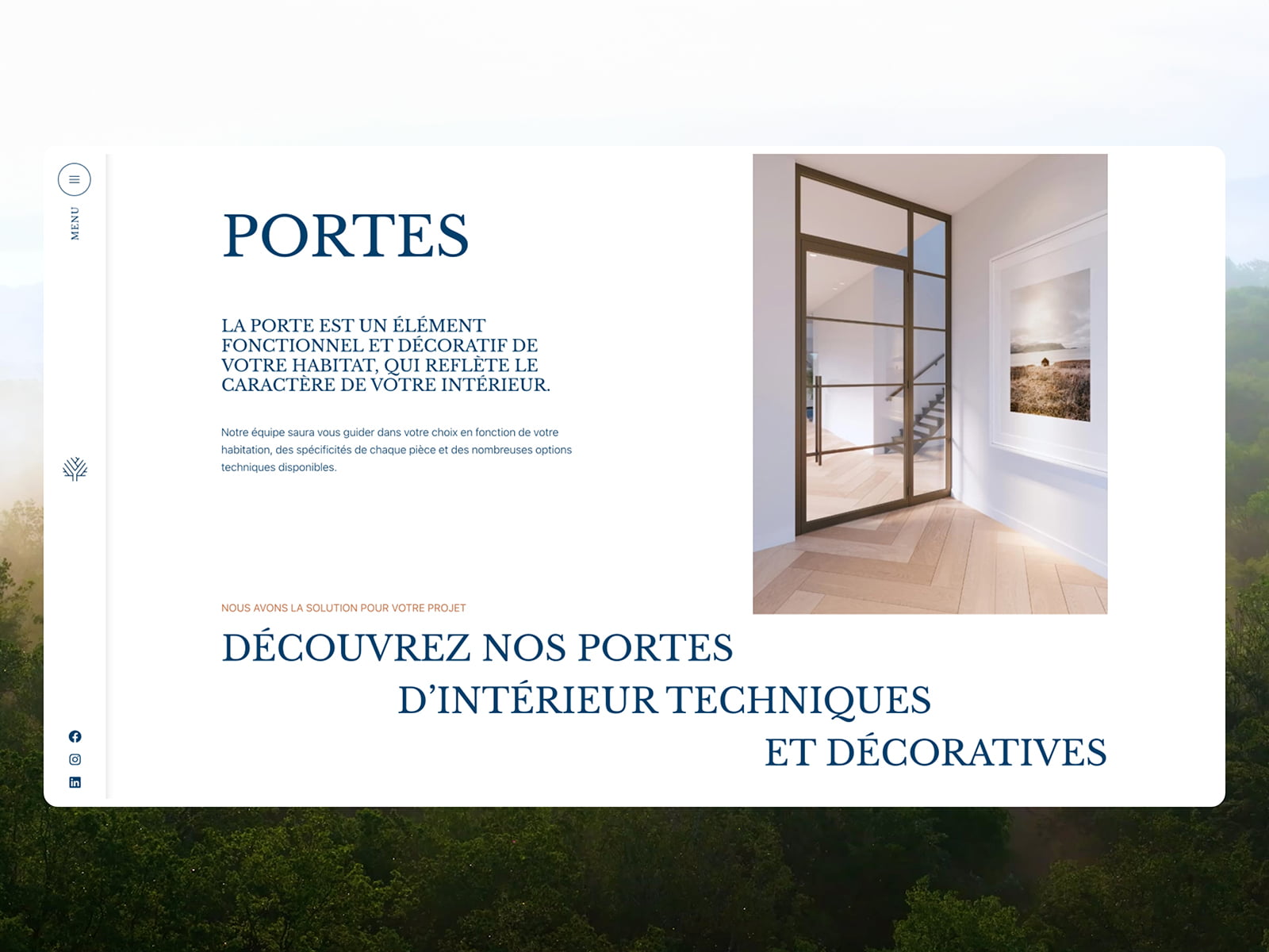 Un intérieur moderne avec des portes en verre ouvrant sur une pièce lumineuse avec un sol en bois. Le texte en français décrit les portes intérieures fonctionnelles et décoratives. L'arrière-plan montre un paysage brumeux.