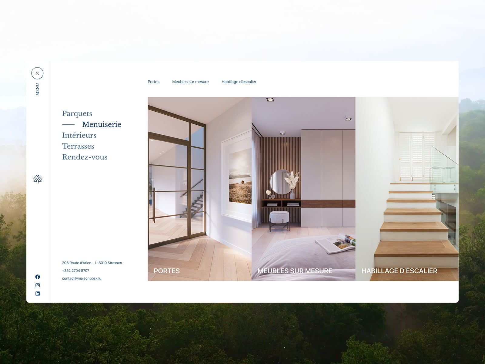 Un site web moderne présente trois sections : des portes personnalisées, des meubles sur mesure avec une chambre à coucher et un escalier en bois. Un menu minimaliste et les coordonnées de l'entreprise apparaissent sur le côté gauche.