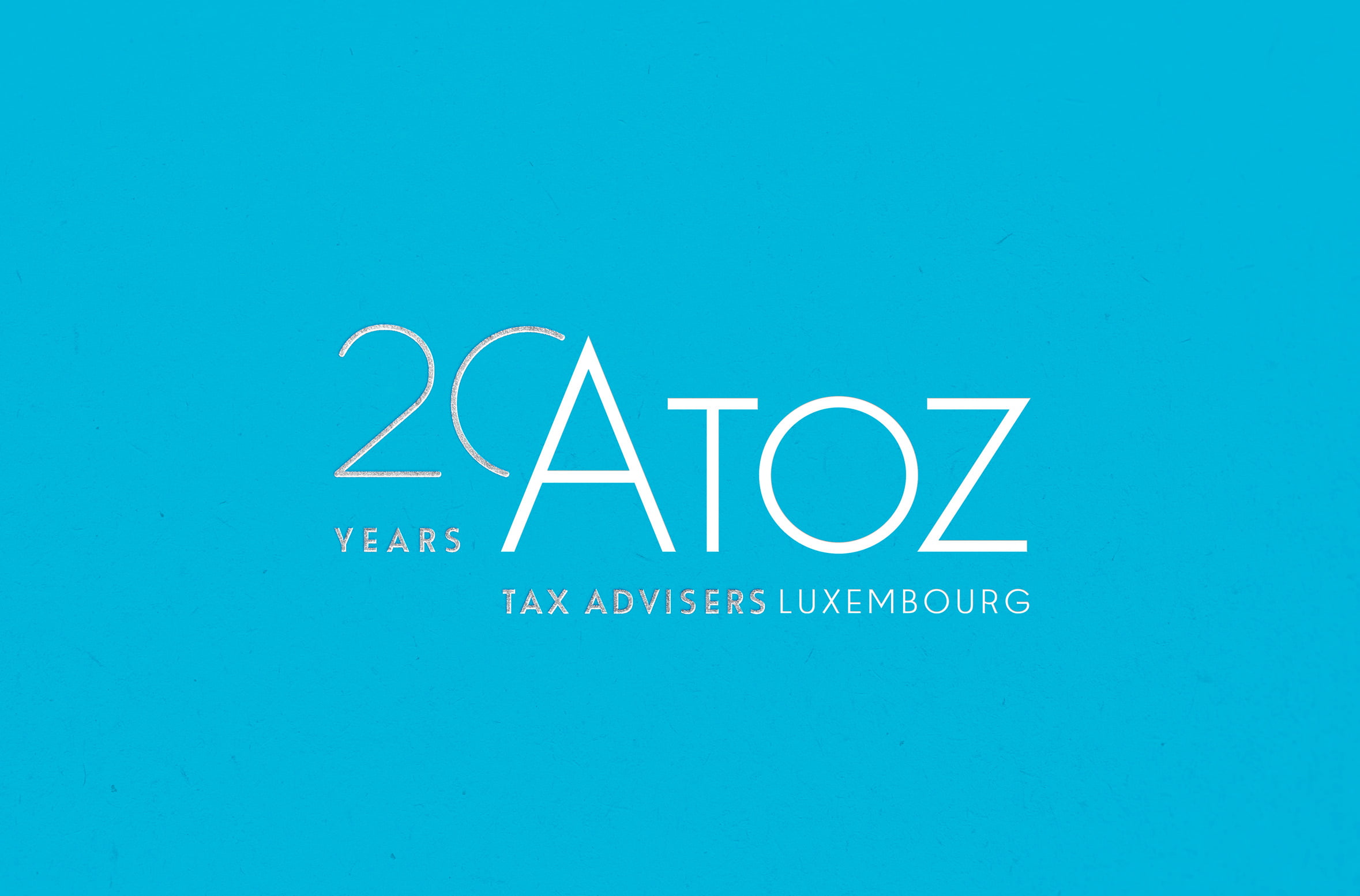 Le texte blanc sur fond bleu indique Atoz 20 et TAX ADVISERS LUXEMBOURG, avec 20 et Atoz en gros caractères, célébrant le succès durable et le 20e anniversaire de l'entreprise.