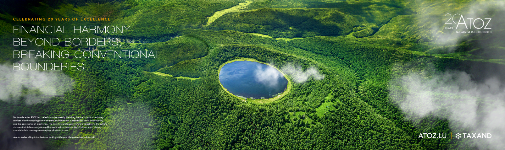 Vue aérienne d'une forêt verdoyante et d'un lac bleu, superposée à un texte sur les services financiers durables et les 20 ans d'excellence d'Atoz. Des nuages blancs couvrent partiellement le paysage, soulignant deux décennies d'expertise de confiance.
