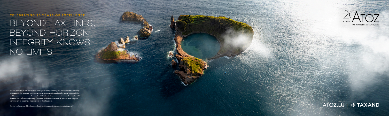 Vue aérienne d'une île unique en forme de cœur, entourée d'eau bleue et de brume, avec un texte en surimpression célébrant Atoz 20 ans, Taxand, et l'excellence durable, l'intégrité et les horizons illimités.