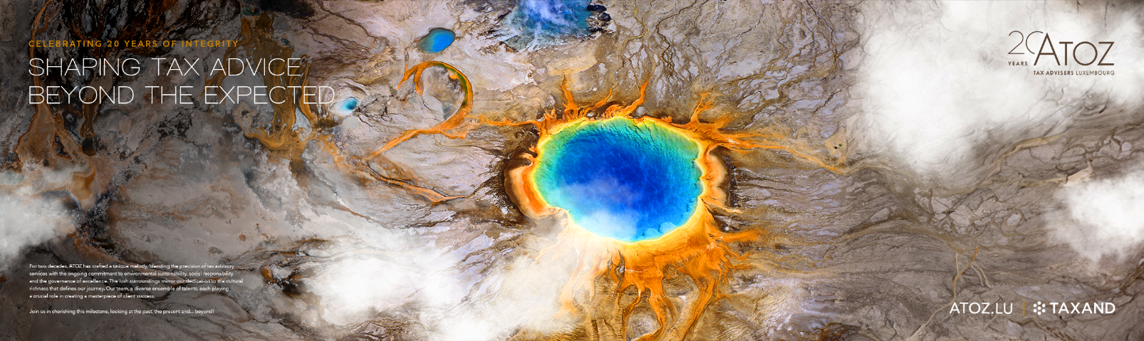 Vue aérienne d'une source d'eau chaude vibrante et colorée, entourée de dépôts de minéraux. Le texte de la superposition est le suivant : "Façonner des conseils fiscaux durables au-delà des attentes". Les logos Atoz 20 ans et Taxand sont visibles.
