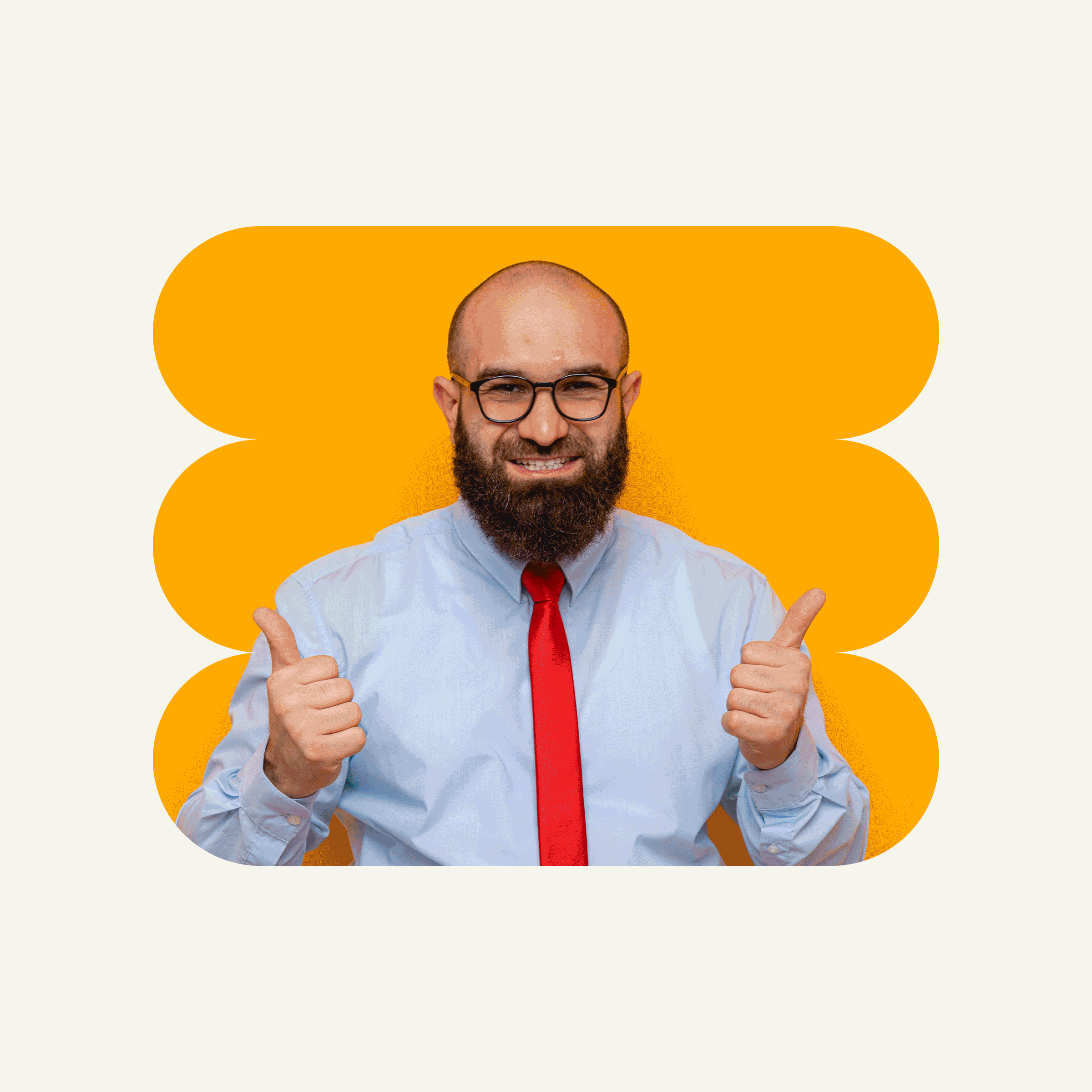 Un homme barbu portant des lunettes, une chemise bleu clair et une cravate rouge sourit et lève deux pouces. Il se tient devant un fond géométrique arrondi jaune vif.