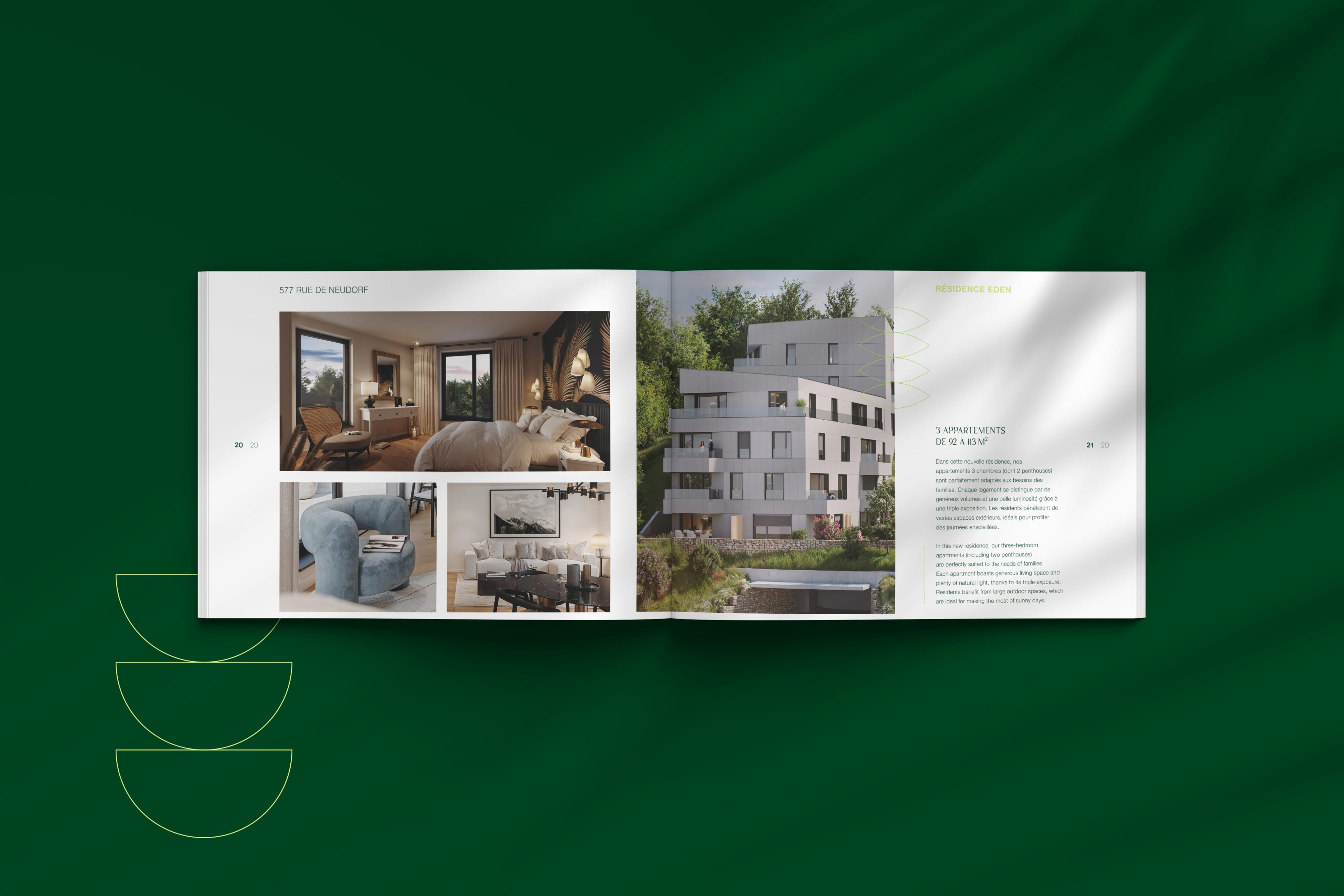 Une brochure ouverte sur une surface vert foncé présente des photos d'un intérieur d'appartement moderne, d'un fauteuil confortable et d'un immeuble résidentiel blanc à plusieurs étages avec de la verdure.