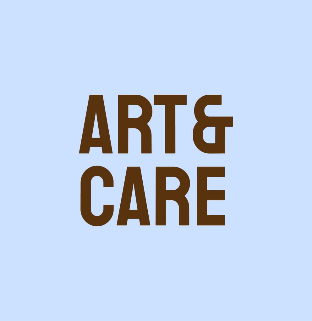 Texte en gras et en brun indiquant ART & CARE centré sur un fond bleu clair.