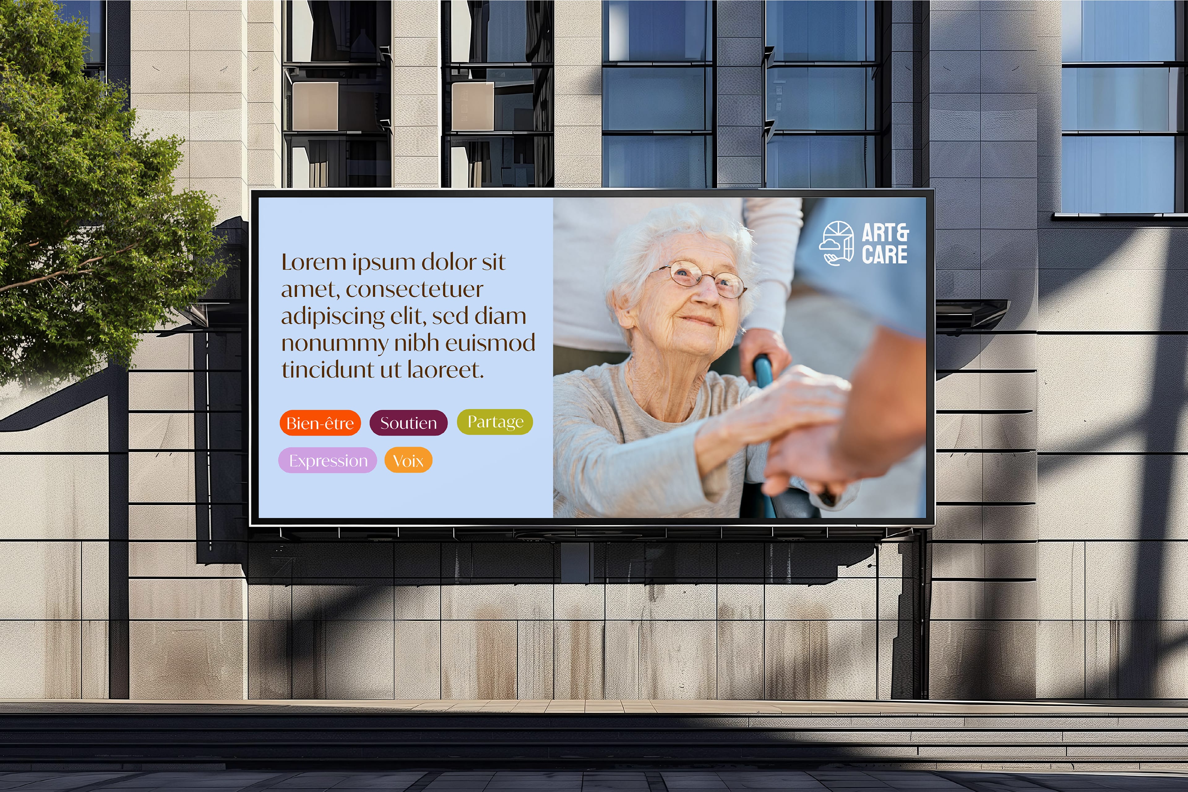 Un panneau d'affichage montre une femme âgée qui sourit et tient la main de quelqu'un. Le côté gauche comporte un texte, le logo ART&CARE et des boutons colorés intitulés Bien-être, Soutien, Partage, Expression et Voix.