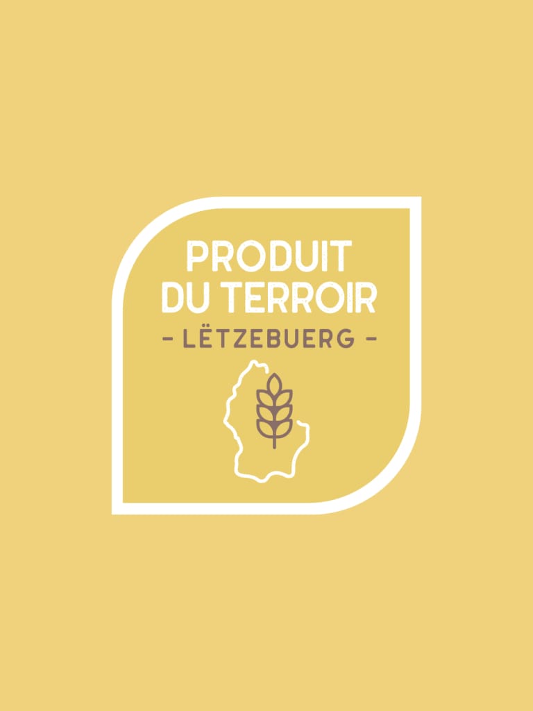 Un graphique jaune avec une feuille blanche contenant le texte PRODUIT DU TERROIR LËTZEBUERG au-dessus d'un contour du Luxembourg avec un symbole de blé à l'intérieur.