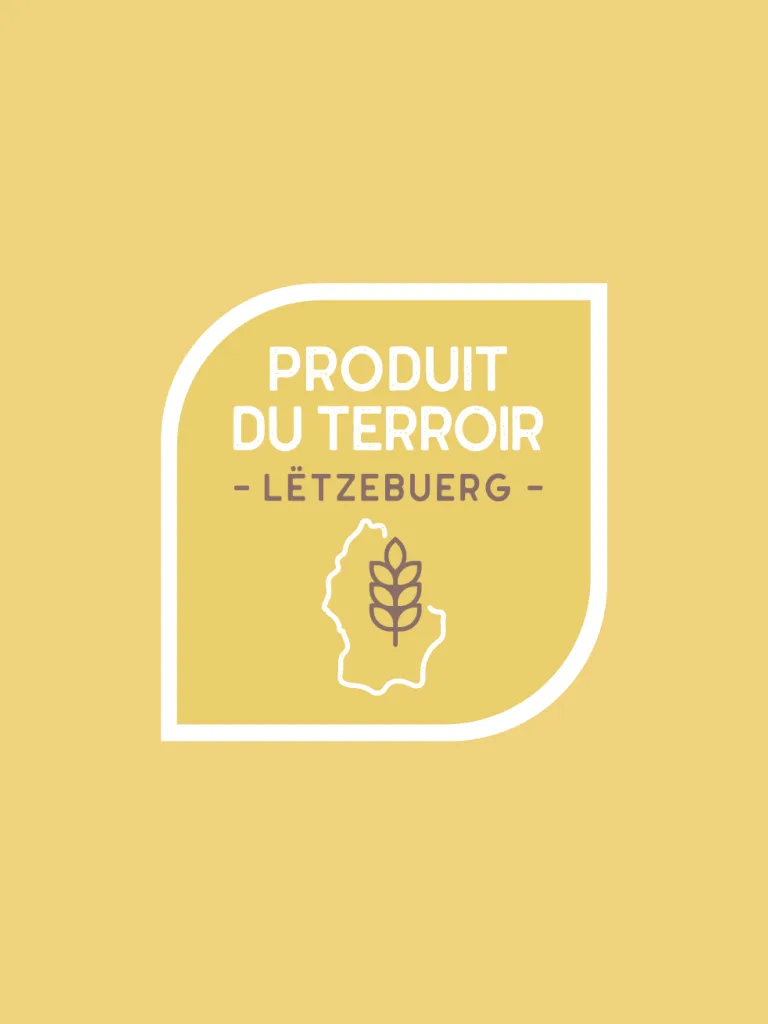 Un graphique jaune avec une feuille blanche contenant le texte PRODUIT DU TERROIR LËTZEBUERG au-dessus d'un contour du Luxembourg avec un symbole de blé à l'intérieur.
