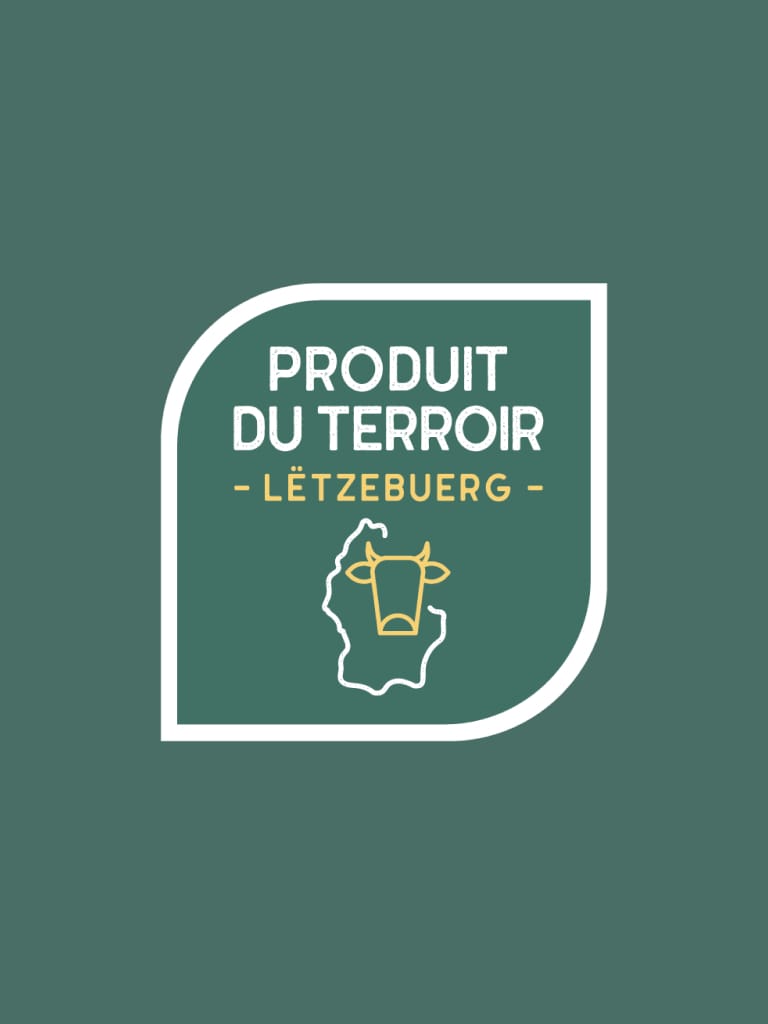 Feuille blanche sur fond vert avec le texte PRODUIT DU TERROIR - LËTZEBUERG - au-dessus d'une tête de vache à l'intérieur d'un contour du Luxembourg. Le dessin met en valeur les produits du terroir luxembourgeois.