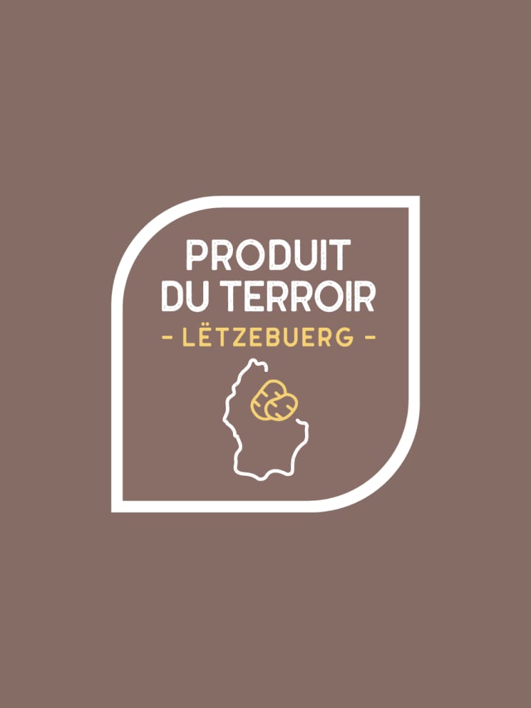 Un logo de couleur marron avec le texte PRODUIT DU TERROIR - LËTZE BUERG - au-dessus d'un contour du Luxembourg et d'un pain stylisé à l'intérieur du contour, le tout encadré par un carré arrondi à bordure blanche.