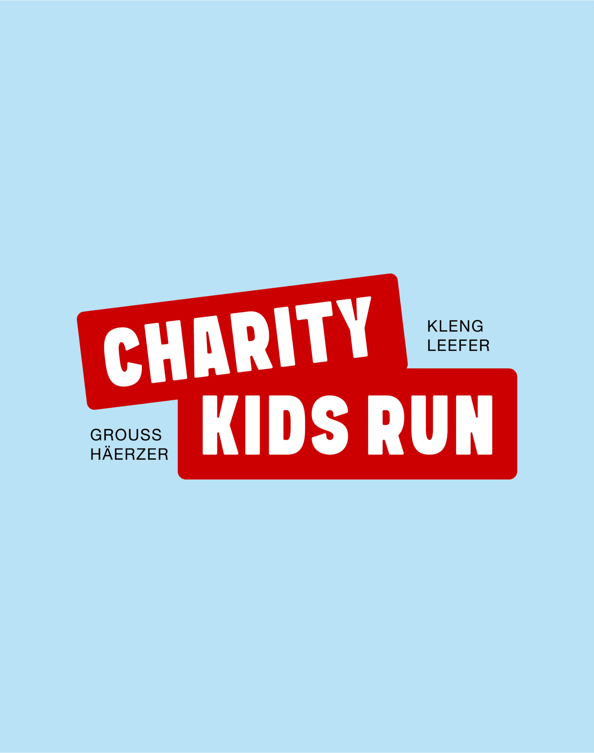 Logo « Charity Kids Run » composé d’un texte blanc en caractères gras sur des blocs rouges, indiquant « Charity Kids Run », et d’un texte noir plus petit indiquant « Grouss Häerzer » et « Kleng Leefer » sur un fond bleu clair.