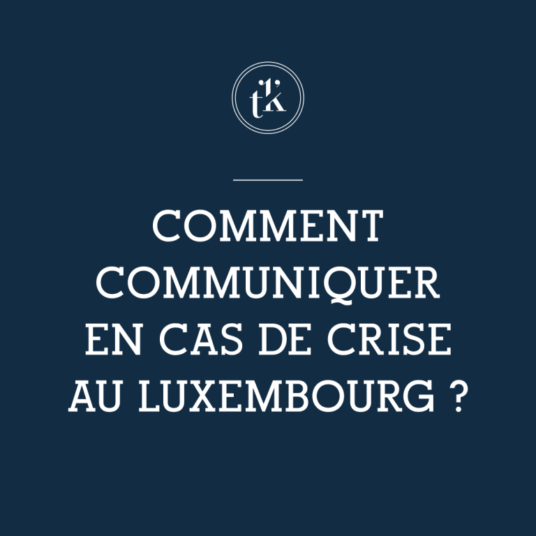 On peut lire, en lettres blanches sur fond bleu foncé : « COMMENT COMMUNIQUER EN CAS DE CRISE AU LUXEMBOURG ? », avec en haut un petit logo circulaire comportant des lettres stylisées.