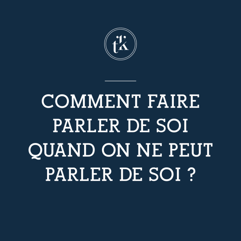 On peut lire, en lettres blanches sur fond bleu foncé : « COMMENT FAIRE PARLER DE SOI QUAND ON NE PEUT PARLER DE SOI ? », avec un petit logo circulaire au-dessus.
