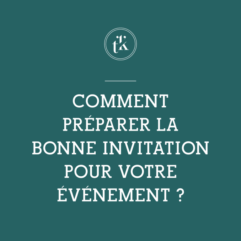 Sur un fond bleu sarcelle, on peut lire : « Comment préparer la bonne invitation pour votre événement ? », avec un petit logo circulaire comportant les lettres « tk » au-dessus du texte.