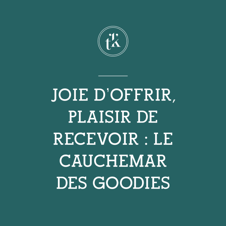 On peut lire, en lettres blanches sur fond bleu sarcelle : « JOIE DE OFFRIR, PLAISIR DE RECEVOIR : LE CAUCHEMAR DES GOODIES », avec un petit logo circulaire au-dessus du texte.