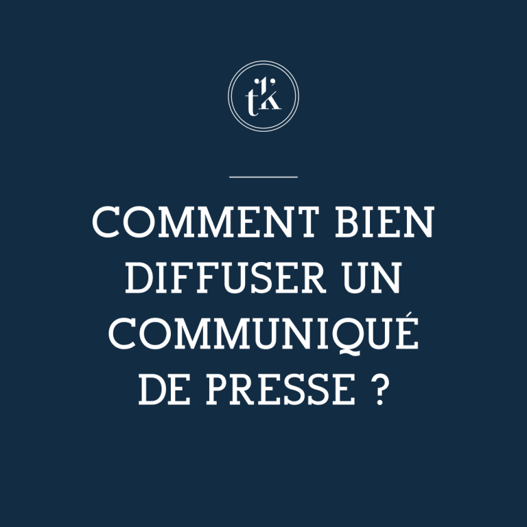 Sur un fond bleu foncé, on peut lire en lettres blanches : « COMMENT BIEN DIFFUSER UN COMMUNIQUÉ DE PRESSE ? ». En haut de la page figure un logo représentant les lettres « tk » stylisées à l'intérieur d'un cercle.
