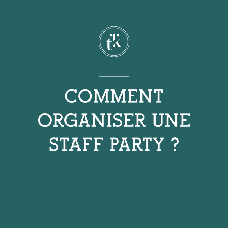 On peut lire, en lettres blanches sur fond bleu sarcelle : « Comment organiser une fête du personnel ? », avec un petit logo circulaire comportant les lettres « tk » au-dessus du texte.