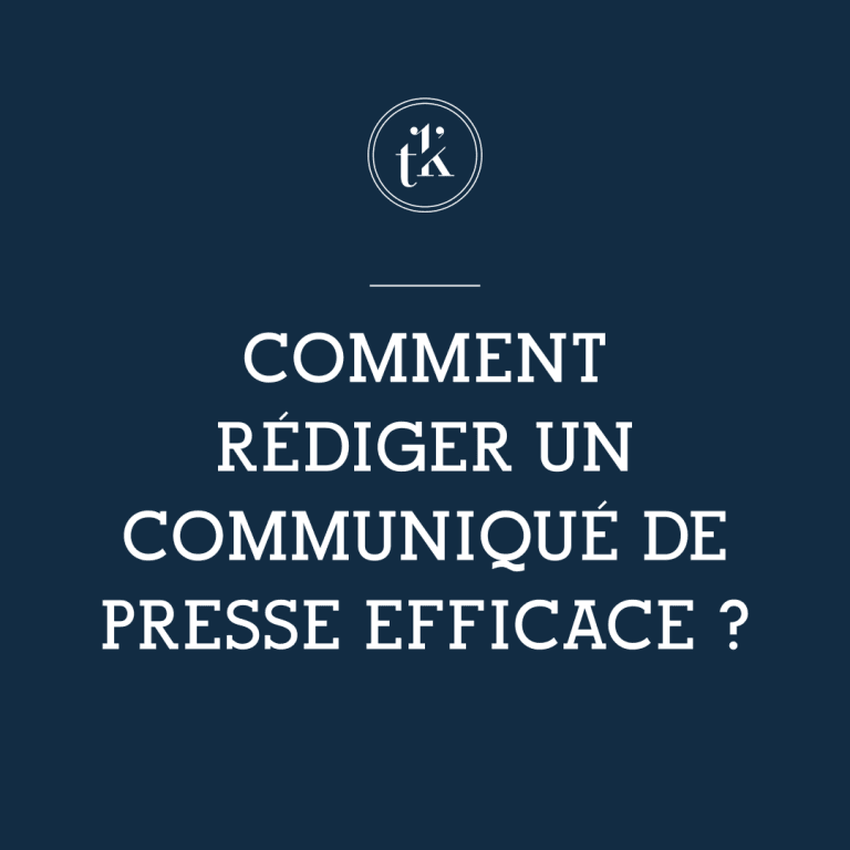 On peut lire, en lettres blanches sur fond bleu foncé : « Comment rédiger un communiqué de presse efficace ? », avec un logo rond comportant les lettres « tk » au-dessus du texte.