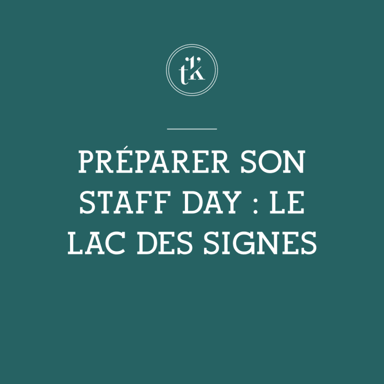On peut lire, en lettres blanches sur un fond bleu sarcelle foncé : « PRÉPARER SON STAFF DAY : LE LAC DES SIGNES », accompagné d'un petit logo circulaire et de la mention « tk » au-dessus du texte.