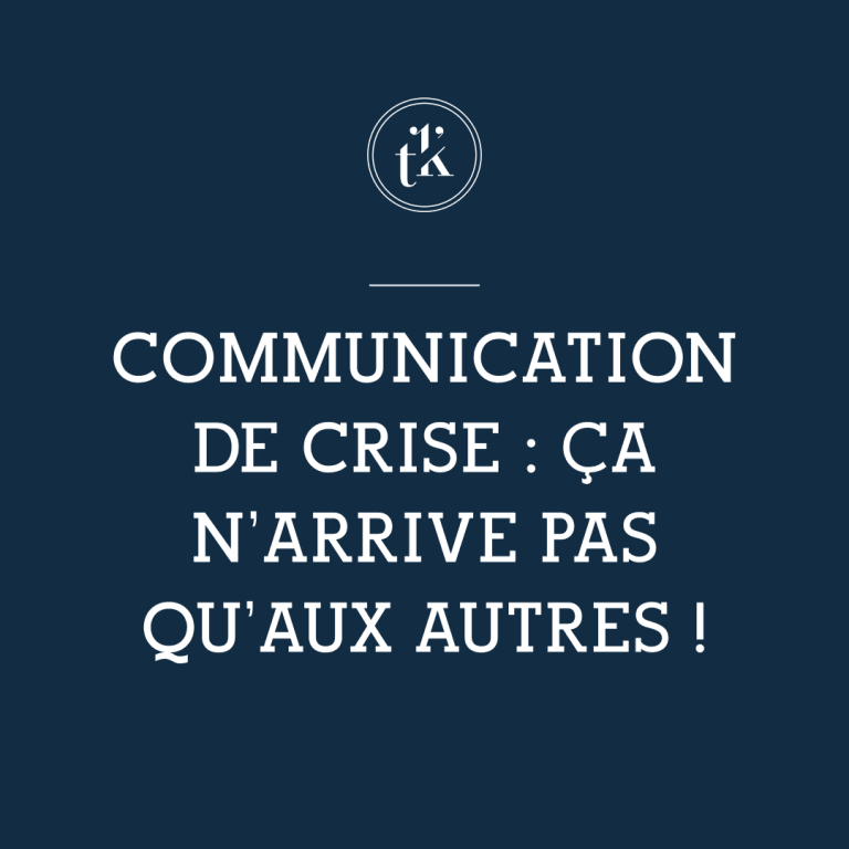 Un texte blanc sur fond bleu foncé indique : « COMMUNICATION DE CRISE : ÇA N'ARRIVE PAS AUX AUTRES ! », avec un petit logo circulaire et « tk » en haut.