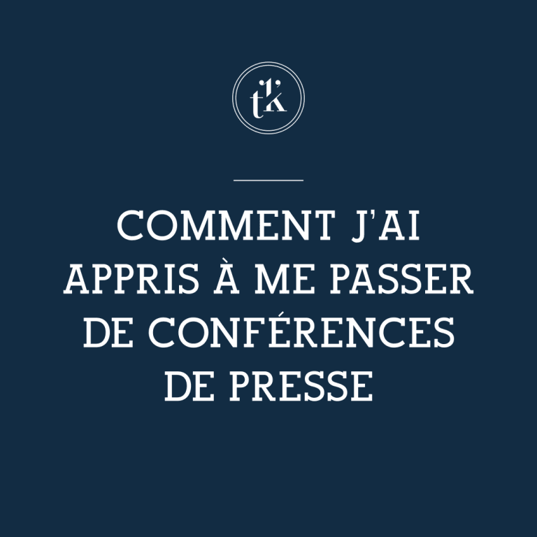 On peut lire, en lettres blanches sur fond bleu foncé : « Comment j'ai appris à me passer de conférences de presse », avec un petit logo circulaire au-dessus du texte.