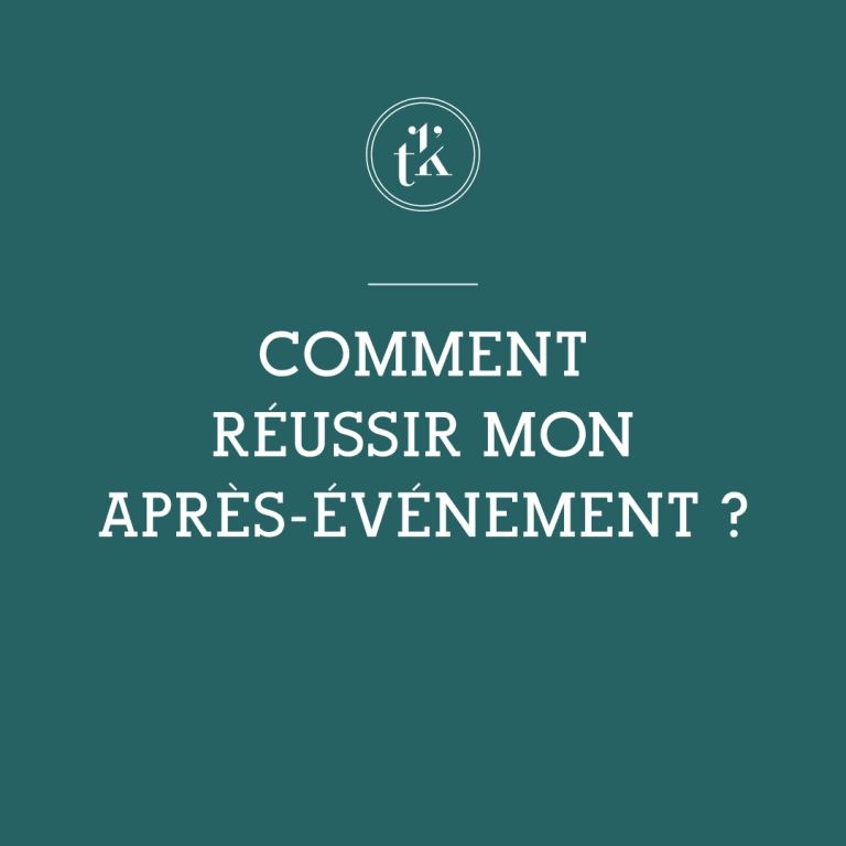 Fond bleu sarcelle avec un logo « tk » circulaire en haut. Un texte en gras et en blanc, rédigé en français, indique : « COMMENT RÉUSSIR MON APRÈS-ÉVÉNEMENT ? ».